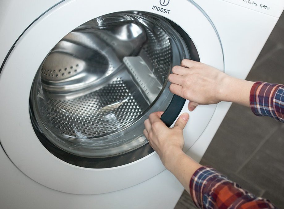 Не открывается люк (заблокировался)